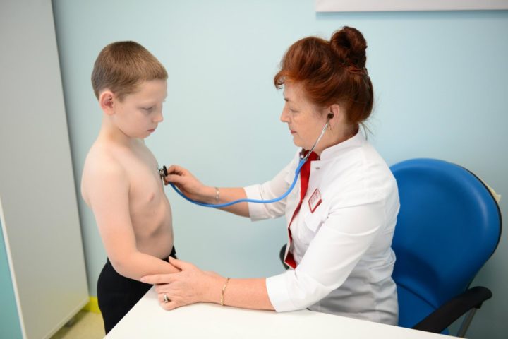 u ditini bolit golova nudit scho ce mozhe buti scho robiti prichini zapamorochennya nudoti osoblivo u d tey r znogo v ku 8 - У дитини болить голова і нудить: що це може бути і що робити, причини запаморочення і нудоти, особливо у дітей різного віку