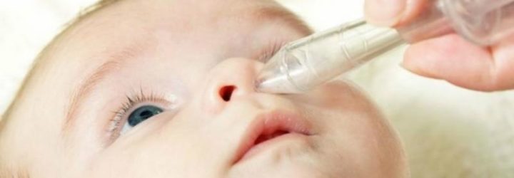 Як і чим промивати ніс новонародженим і немовлятам, у тому числі при нежиті: використання фізрозчину, сольового, морської води та інших засобів