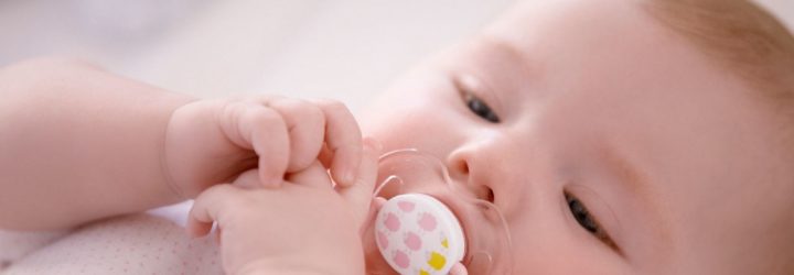 Як привчити дитину до соски-пустушки, коли можна давати її новонародженому і чи варто це робити – «за» і «проти» + думку доктора Комаровського